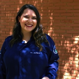 Julia - Professor de biologia - Águas de Lindóia