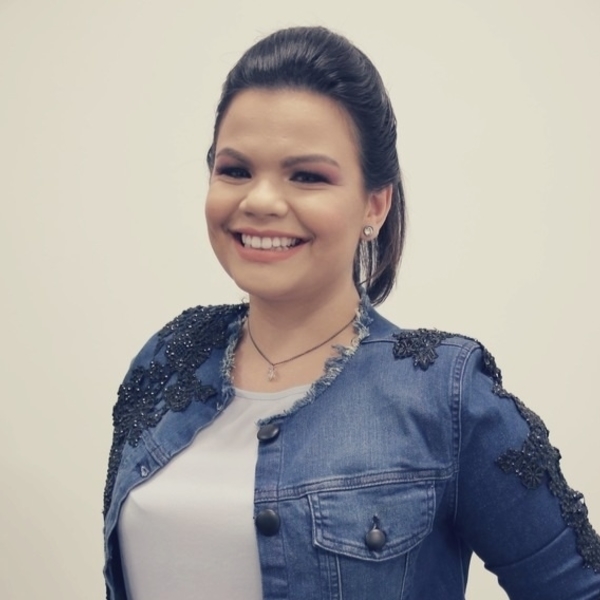 Laura - Prof de comunicação - 