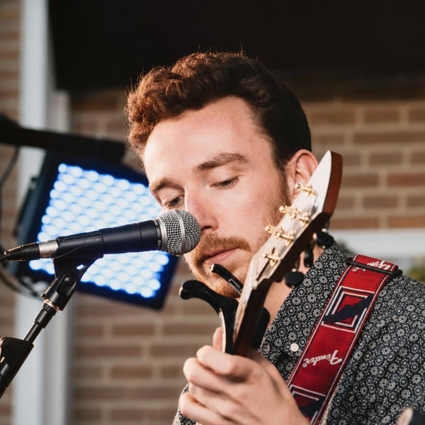 Johnny - Acoustic guitar tutor - Glasgow