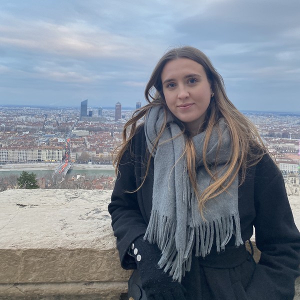 Manon - Prof de culture générale - Paris