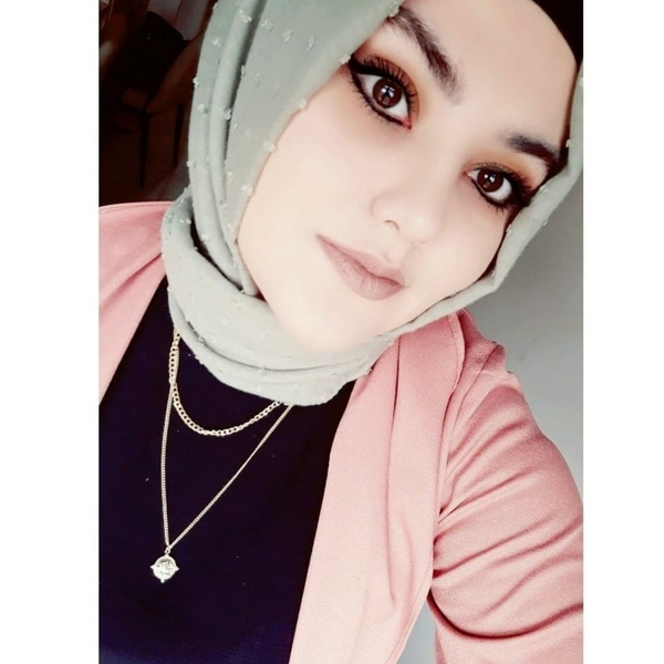 Ayşe - Dilbilgisi öğretmeni - Ankara