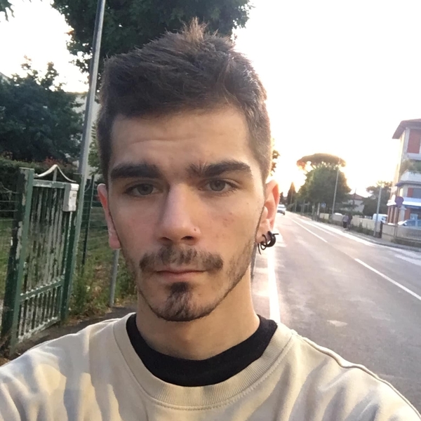 Andy Arezzo Arezzo Sono Andy ho di 19 anni che frequenta la