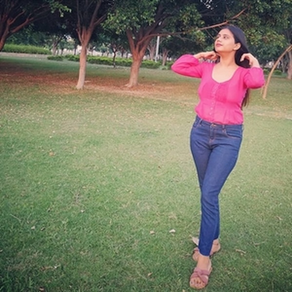 Himani - Economics tutor - Lucknow