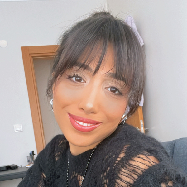 Zeynep - Tarih öğretmeni - 