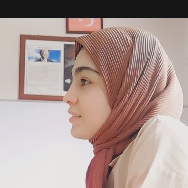 Zeynep - Coğrafya öğretmeni - 