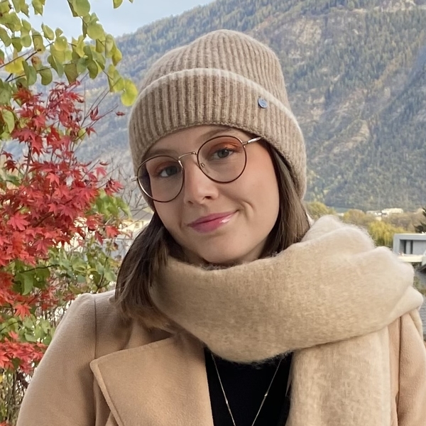 Nina - Prof de chimie - Saillon