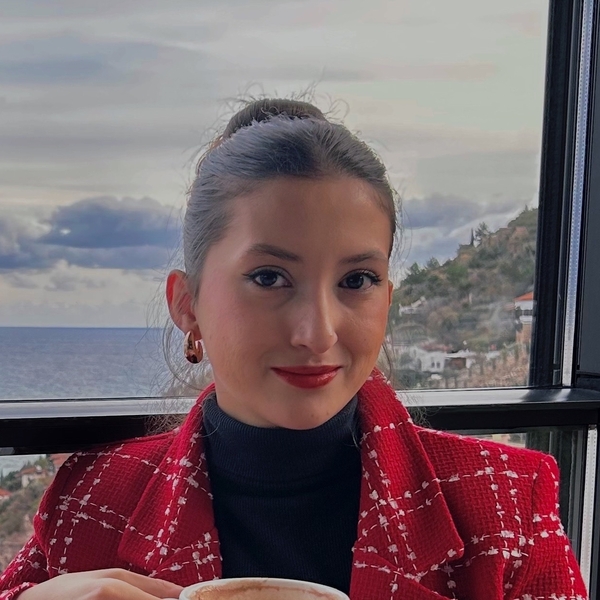 Ayşe Nur - Türkçe öğretmeni - 