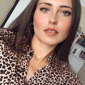 Ayşe - Dilbilgisi öğretmeni - 