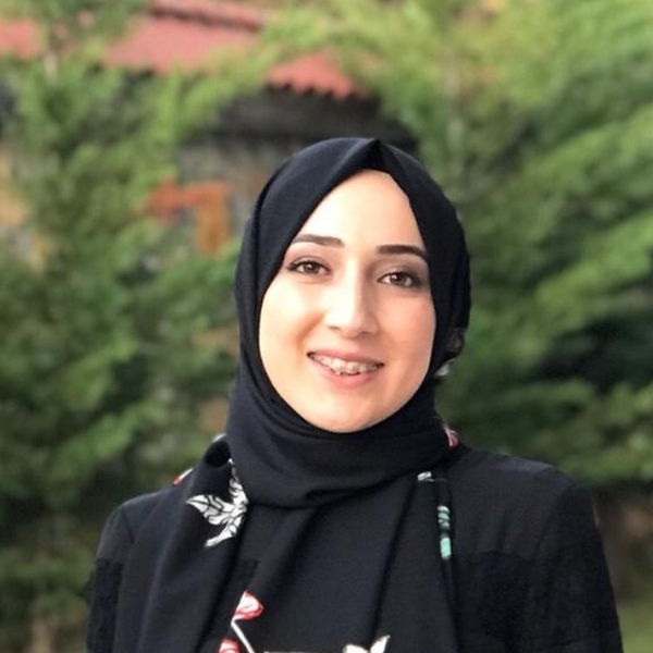 Sümeyye - Dilbilgisi öğretmeni - 