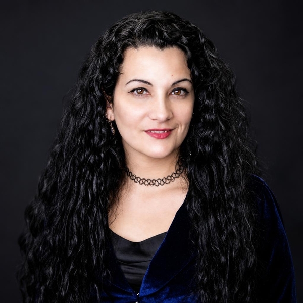 Júlia - Piano tutor - Denton