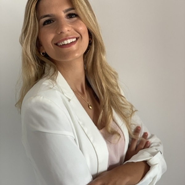 María - profesor de derecho civil - Sevilla