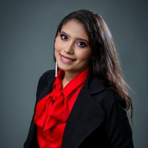 Lara - Prof de marketing digital - Tiradentes