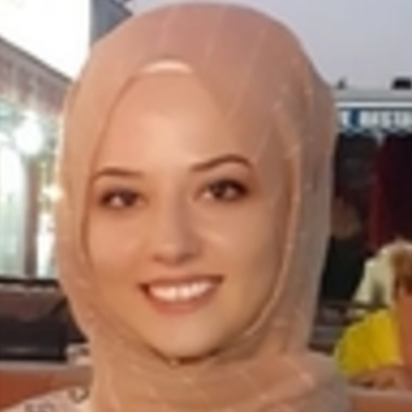 Hülya - Dilbilgisi öğretmeni - 