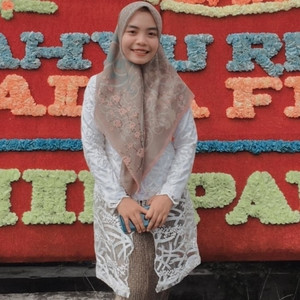 Lilis Suci - Guru grammar bahasa inggris - 