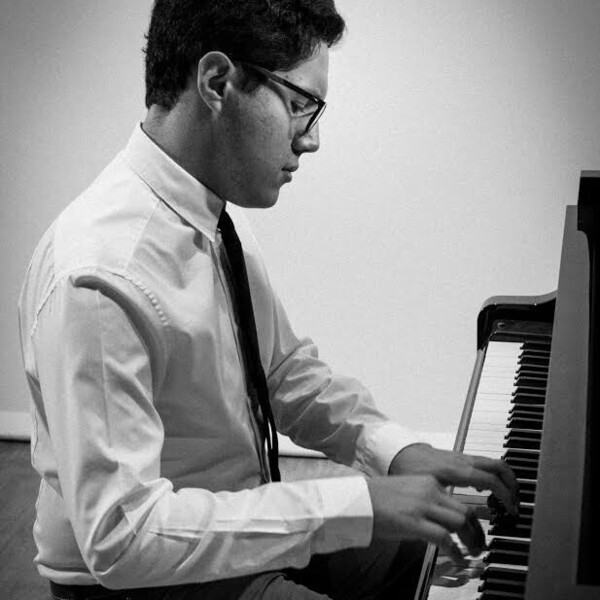 Jesus - profesor de piano - El Pueblito