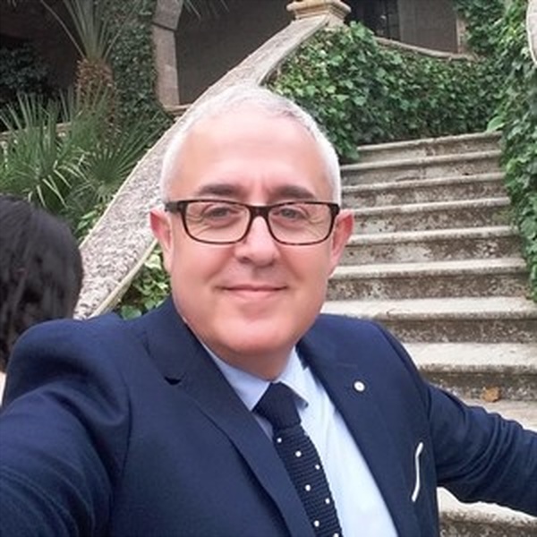 ROBERTO - Insegnante di economia - Santa Cesarea Terme