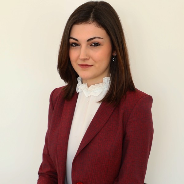 Ioana - Insegnante di aiuto tesi - Milano