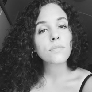 Júlia - Piyano öğretmeni - 