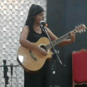 Beatriz - Prof de viola - Glória