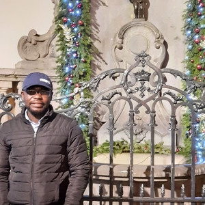 Komivi - Prof de maths - Mons