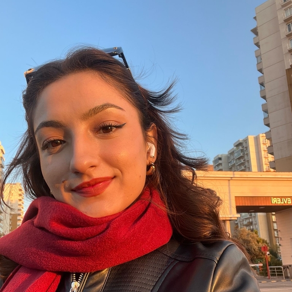 Aylin - Basın ve halkla ilişkiler öğretmeni - 