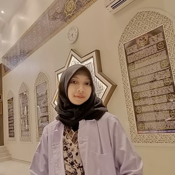 Latifa - Guru matematika - Kudus
