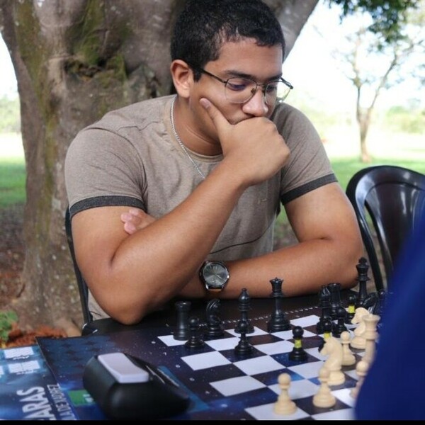 HUGO : . Jogador de xadrez com 2082 de rating LBX(Liga Brasileira de Xadrez),  ranqueado na FIDE(International Chess Federation) .Dá aulas e monta um  treinamento de acordo com o seu nível de