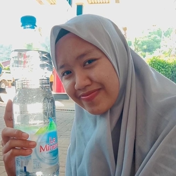 Nur - Guru matematika - 