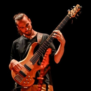Bruno - Profe de bajo - C1406
