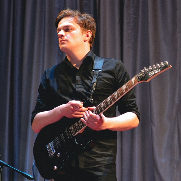 Ерік - викладач гри на гітарі - Минай