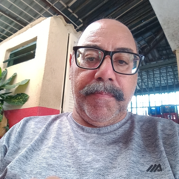Roberto - Prof de gramática - Brasília