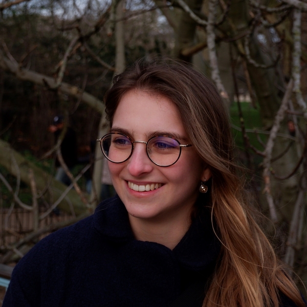 Clara - Prof de droit civil - Paris