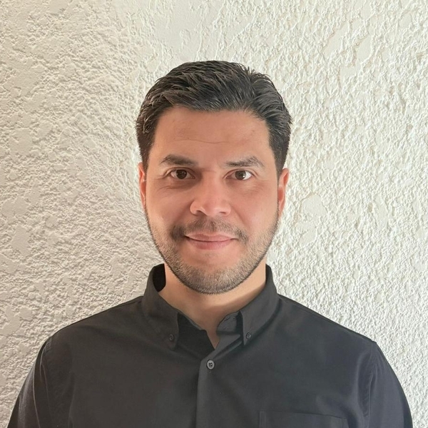 Hugo - profesor de filosofía - Juárez