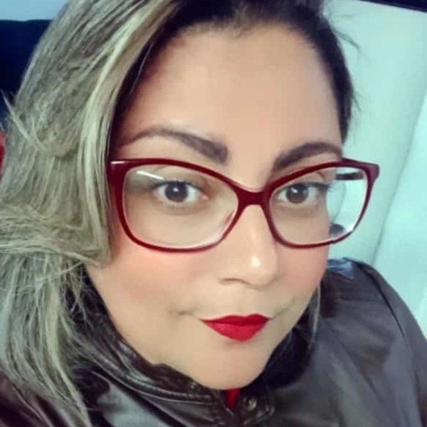 THAIS - Prof de marketing - Centro