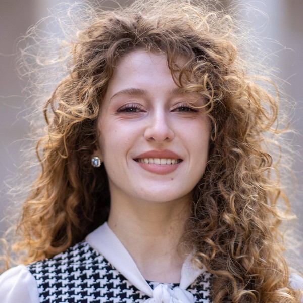 Léa - Prof de droit - Paris