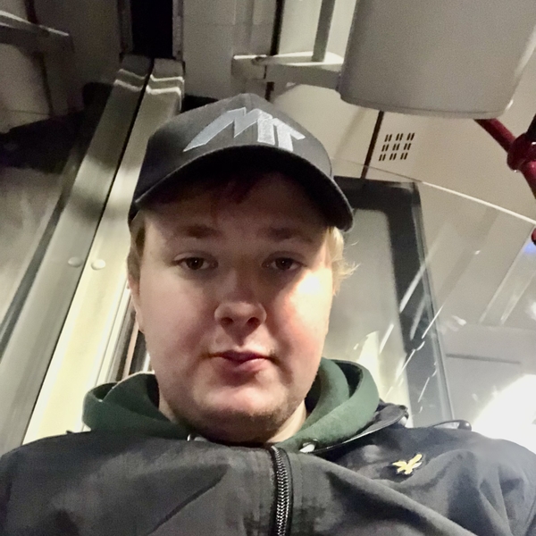 Sebastian - samhällskunskaplärare - 