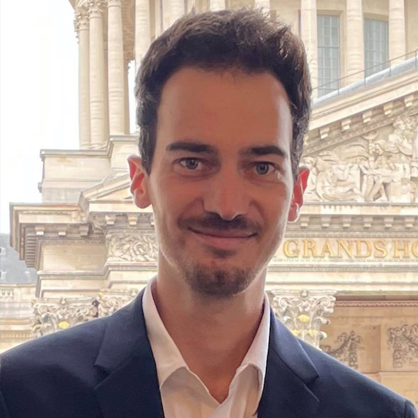 Baptiste - Prof de droit constitutionnel - Paris