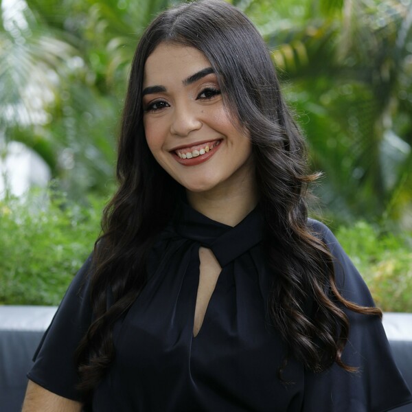 Emilly - Professor de redação - Olinda