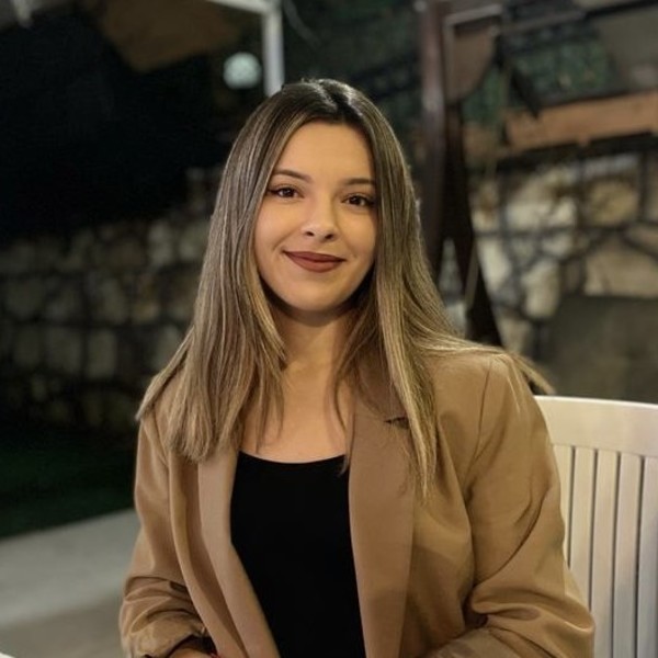 Sıla - Türkçe öğretmeni - 