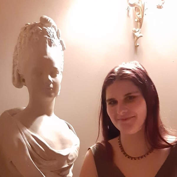 Romane - Prof d'histoire - Mons