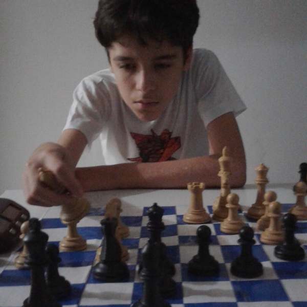 Lorenzo : Oi, meu nome é Lorenzo, e quero te ensinar a jogar xadrez do  zero! De uma maneira simples e divertida, aprenda desde a abertura até o  xeque-mate, passando por temas