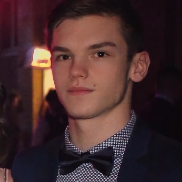 Noah - Prof de physique - chimie - Bruxelles