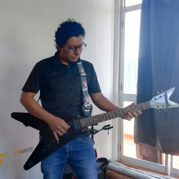 Kevin - Profe de canto - Piura