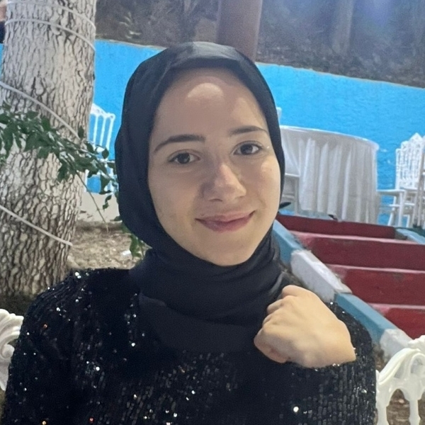 Kübra Nur - Kuran okuma öğretmeni - 