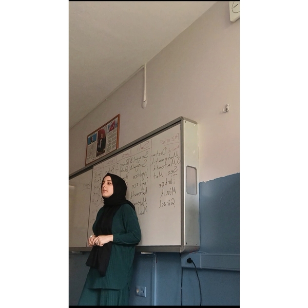 Elif - Tarih öğretmeni - İstanbul