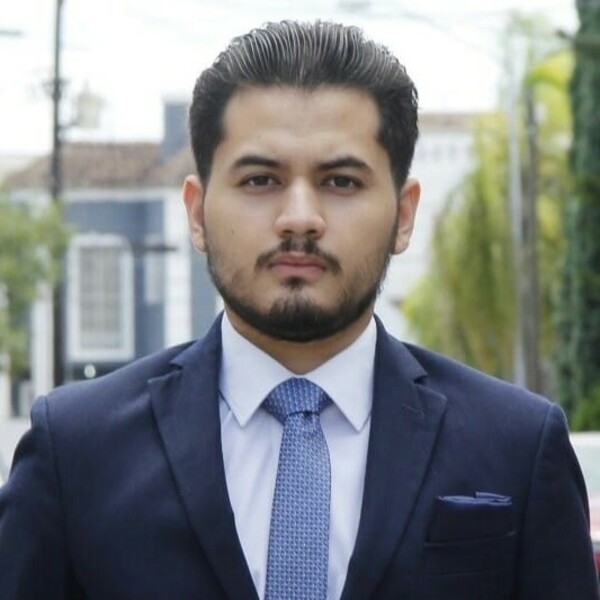 César - profesor de derecho constitucional - Monterrey
