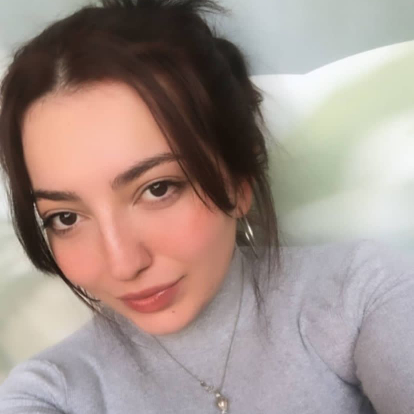 AYŞE - Türkçe öğretmeni - 