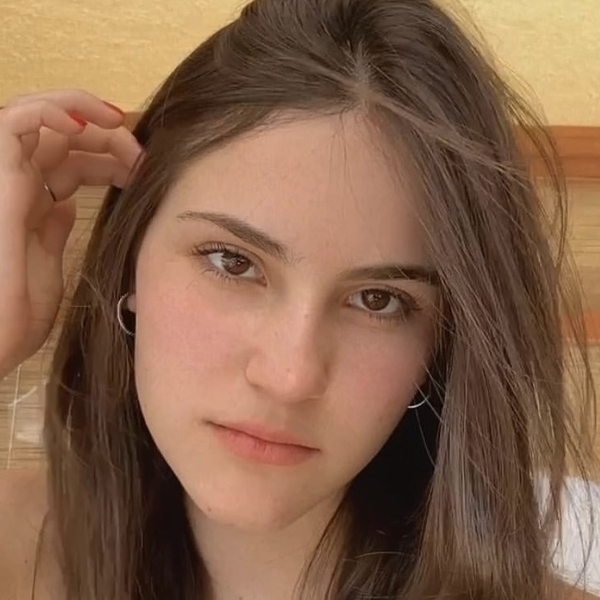 Laura - Prof de odontologia - Centro