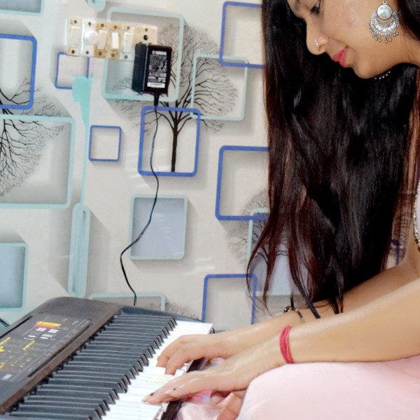 Himani - Noida, : I'm a professional pianist with 08 years of