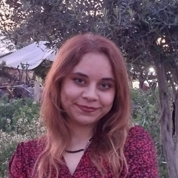 Leyla - Türkçe öğretmeni - 